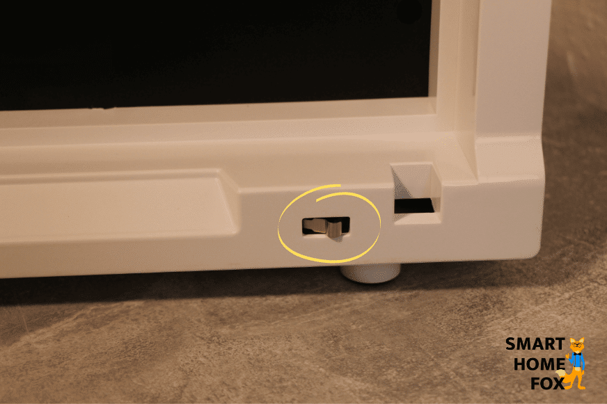 Die Kontaktsicherung schaltet den Levoit LV-PUR 131s Luftreiniger ab, wenn die Verkleidung bei Betrieb abgenommen wird und der Kontakt unterbrochen wird 